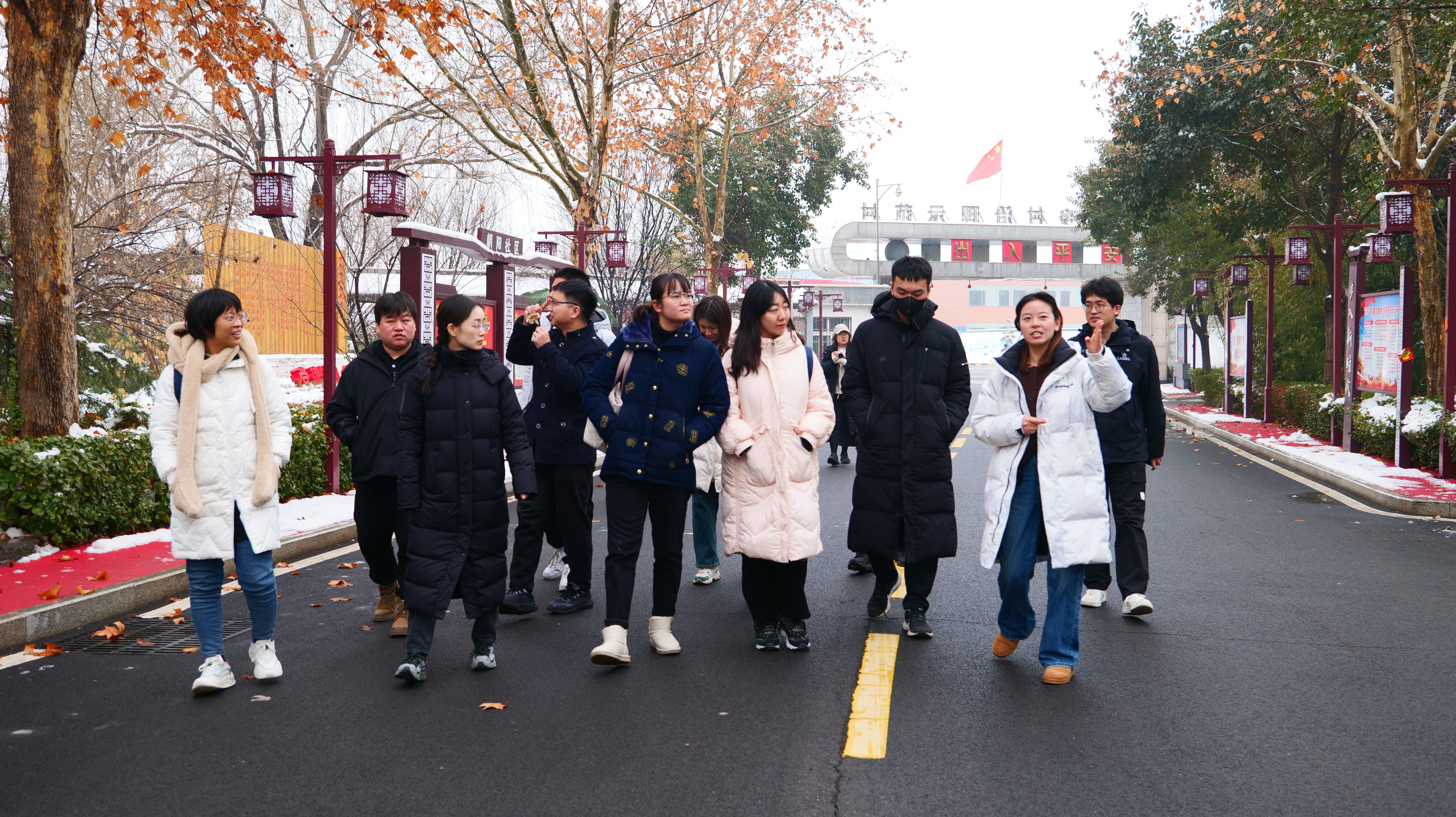 20240219-学思践悟挺膺行，青春建功新时代——2024年BB贝博艾弗森官方网站研究生寒假社会实践纪实（一）-“豫见青年”实践支队-支队成员参观调研东大阳堤村.jpeg